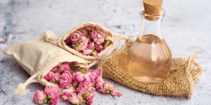 Lire la suite à propos de l’article Moroccan Rose Water: Elixir of Beauty and Tradition